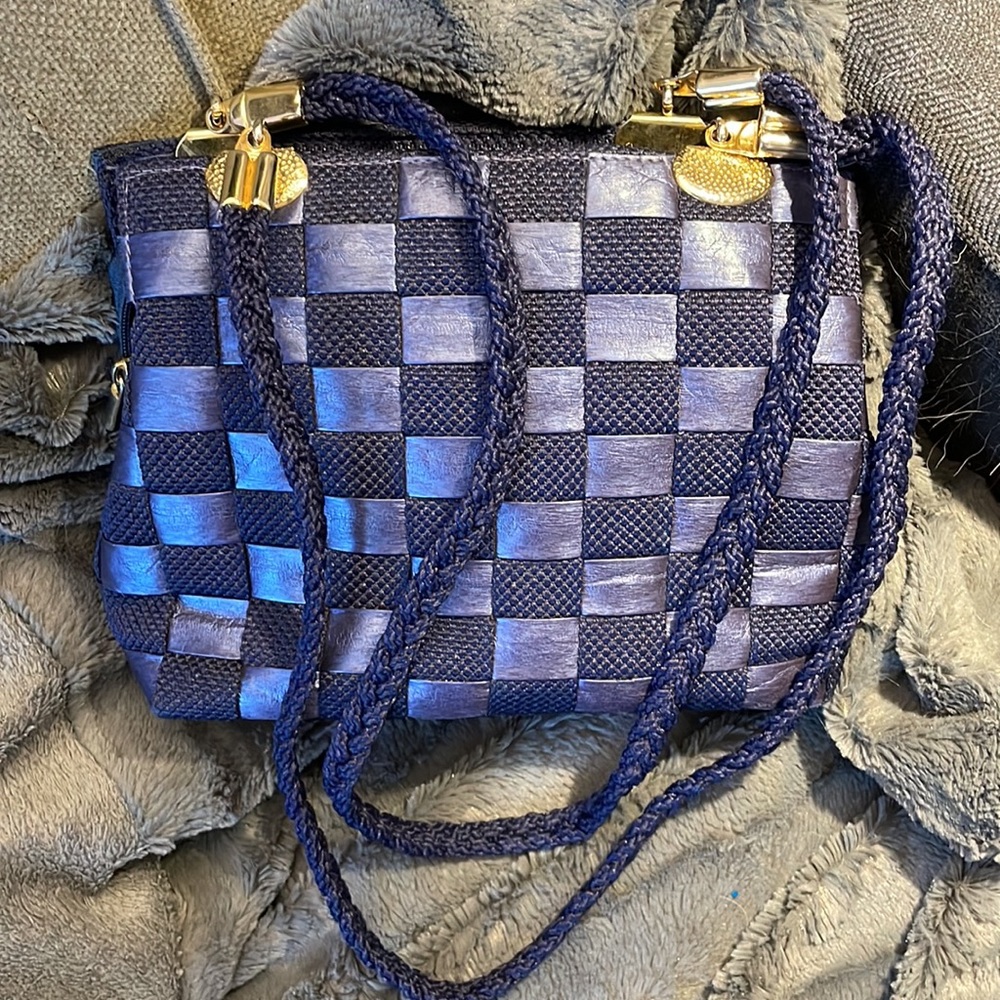 Beautiful blue purse with basket weave pattern and golden hardware - Picture 5 of 13